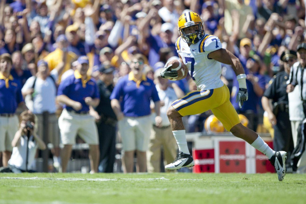 LSU sophomore cornerback Tyrann Mathieu (7) runs a fumble in for a touchdown during the Tigers’ 35-7 victory against Kentucky Saturday, Oct. 1, in Tiger Stadium.