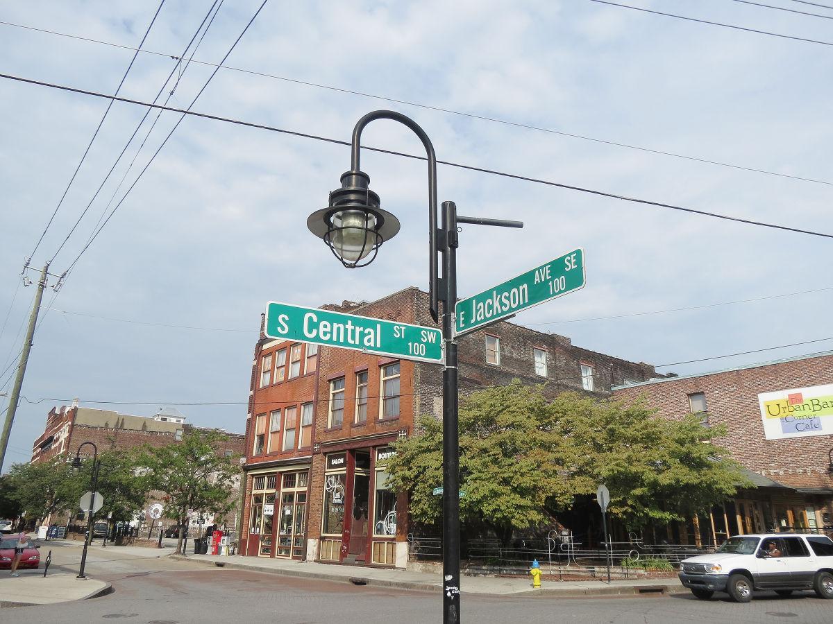 The corner of Central Street and Jackson Avenue is considered to be the crux of the Old City. Located on both of these streets are some of the areas most popular places, such as The Knoxville Pearl and Barley’s Pizzeria.