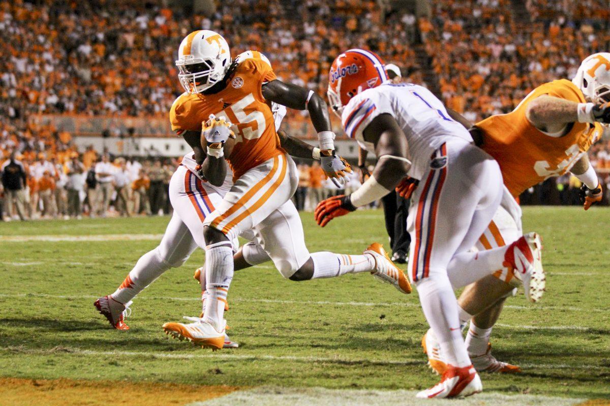 Line backer A.J. Johnson sneaks past Florida defenders before a touchdown on Sept. 15.