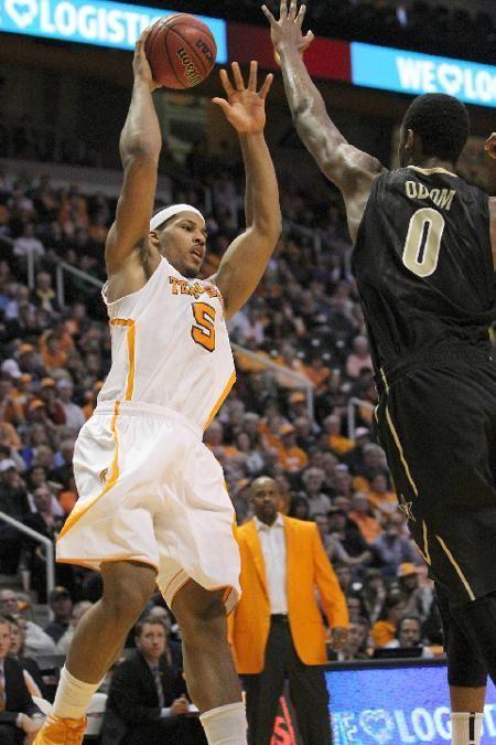 Jarnell Stokes looks for a teammate against Vanderbilt on Jan. 29.