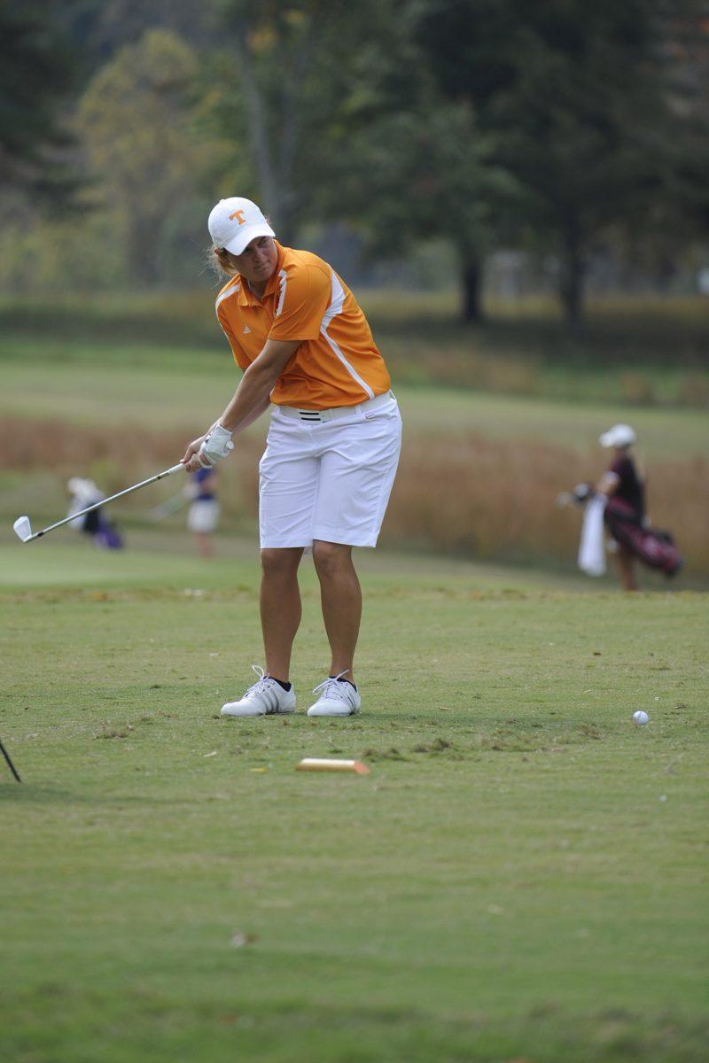 Senior golfer Erica Popson practices putting during the Mercedes-Benz Collegiate Championship on Oct. 14