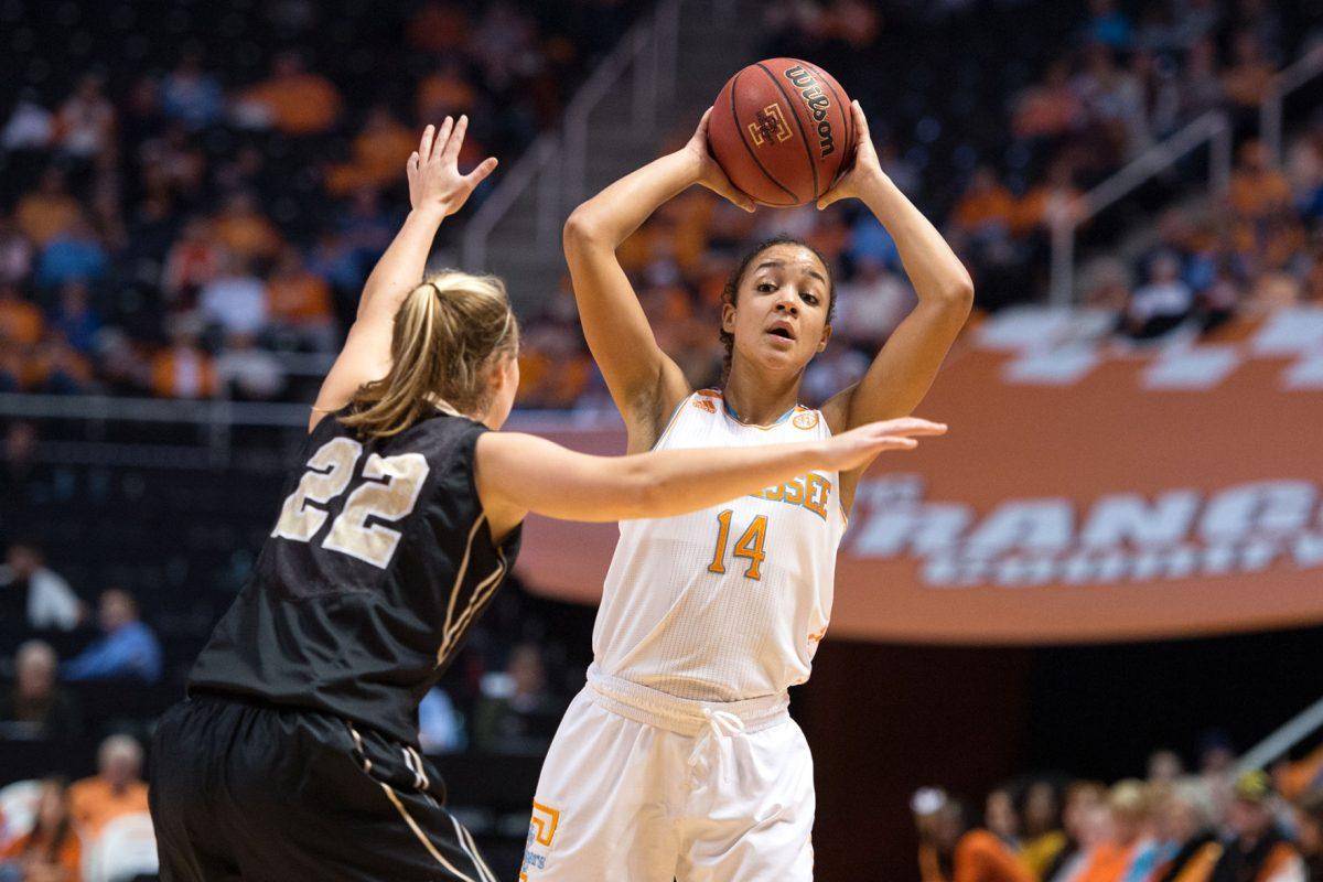 Tennessee redshirt freshman guard Andraya Carter looks to pass during a game against the Oakland Golden Grizzlies at Thompson-Boling Areana on Sunday, Nov. 24.