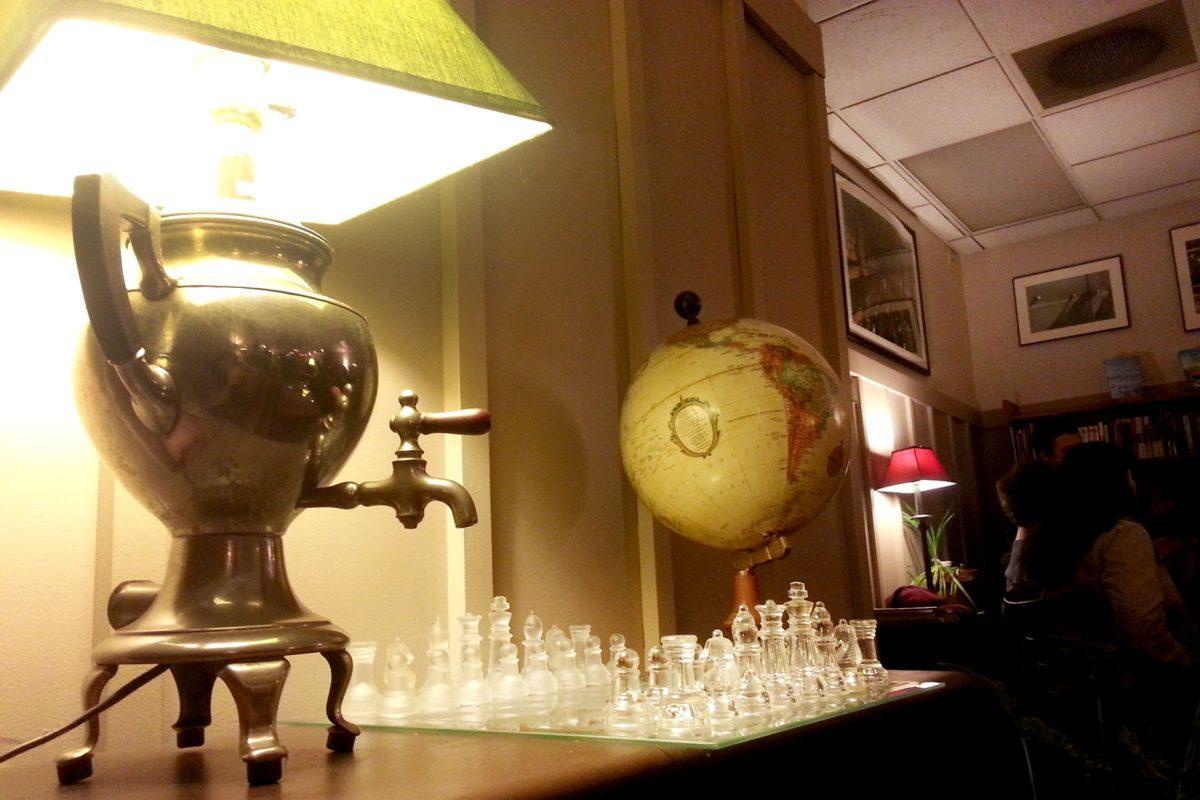 Simple and aesthetic decorations – including a glass chess board and multiple book shelves – contribute to the Golden Roast's cozy atmosphere.