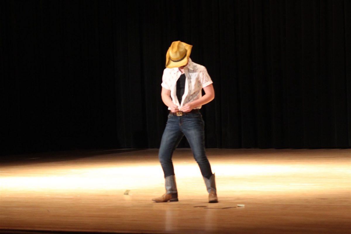 McSwagger danced around on stage to Ginuwine’s “Pony” in Magic Mike fashion.