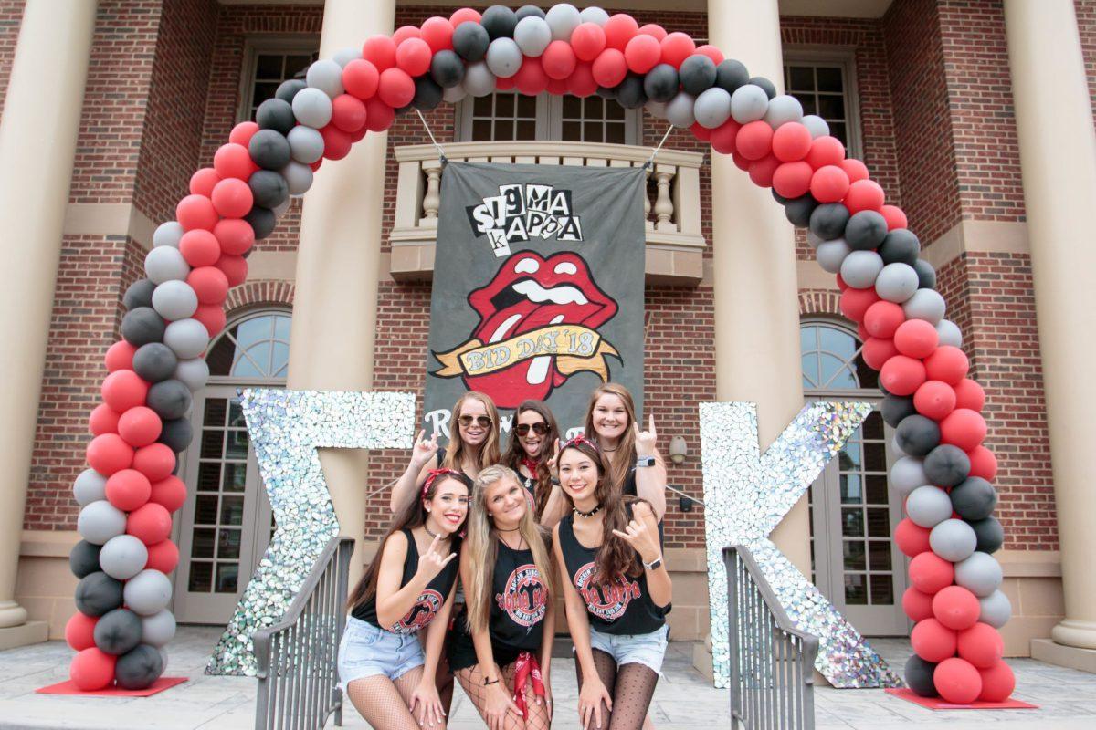 Sigma Kappa poses for a picture on Bid Day 2018. 