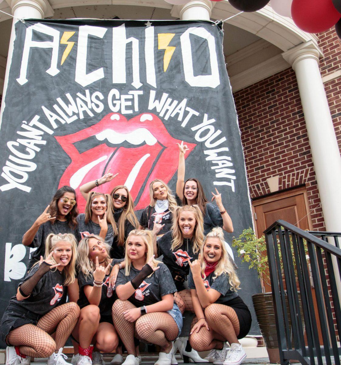 Alpha Chi Omega poses for a Bid Day picture on Bid Day 2018. 
