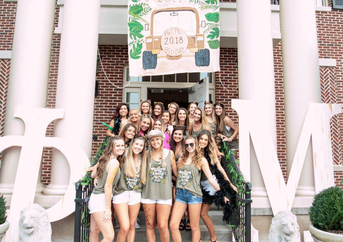 Phi Mu poses for a photo on Bid Day 2018. 