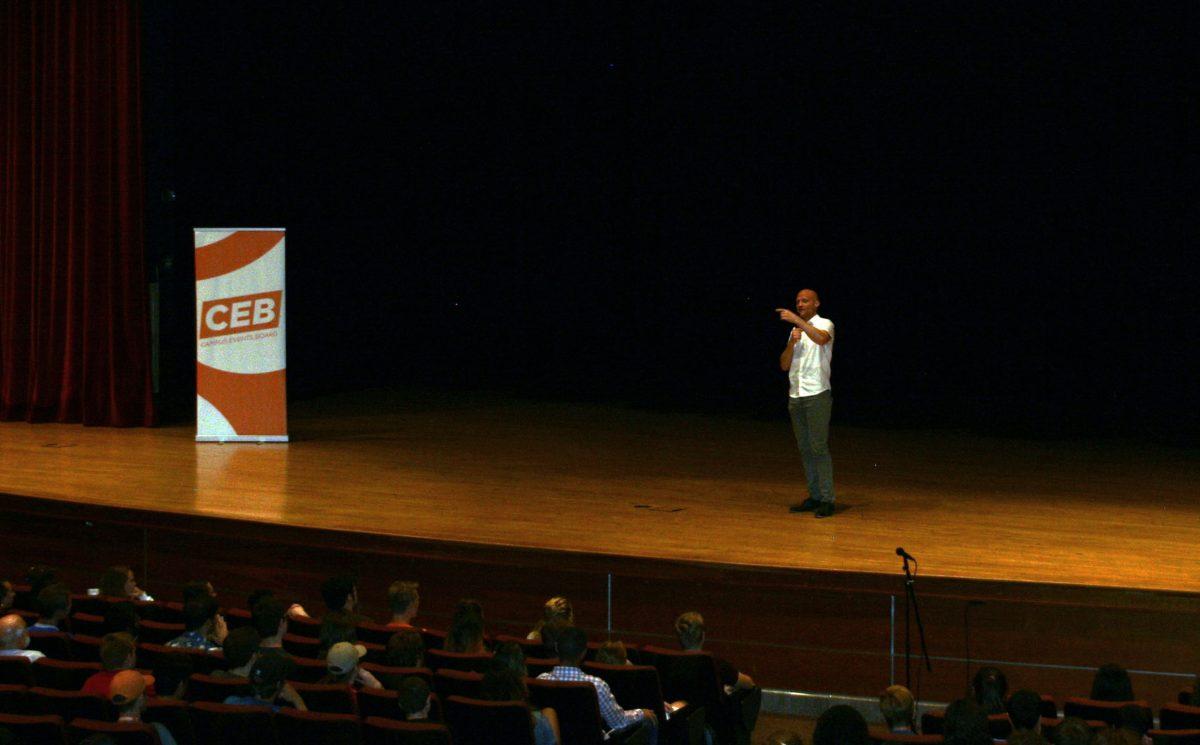 Scott Dikkers captivates the audience with amusing anecdotes on August 31, 2018 in the Cox Auditorium. 