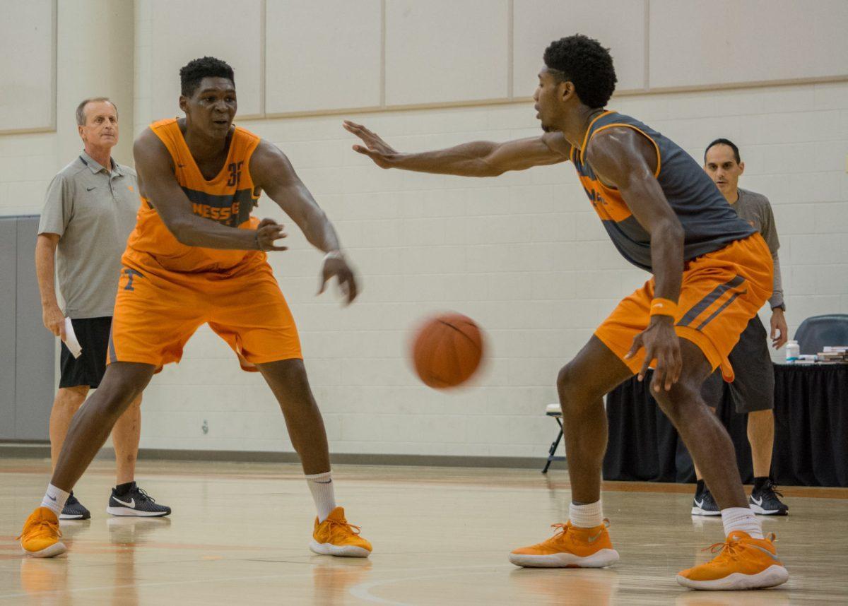 D.J. Burns passes the ball past Kyle Alexander at Tennessee's practice on Oct. 4, 2018