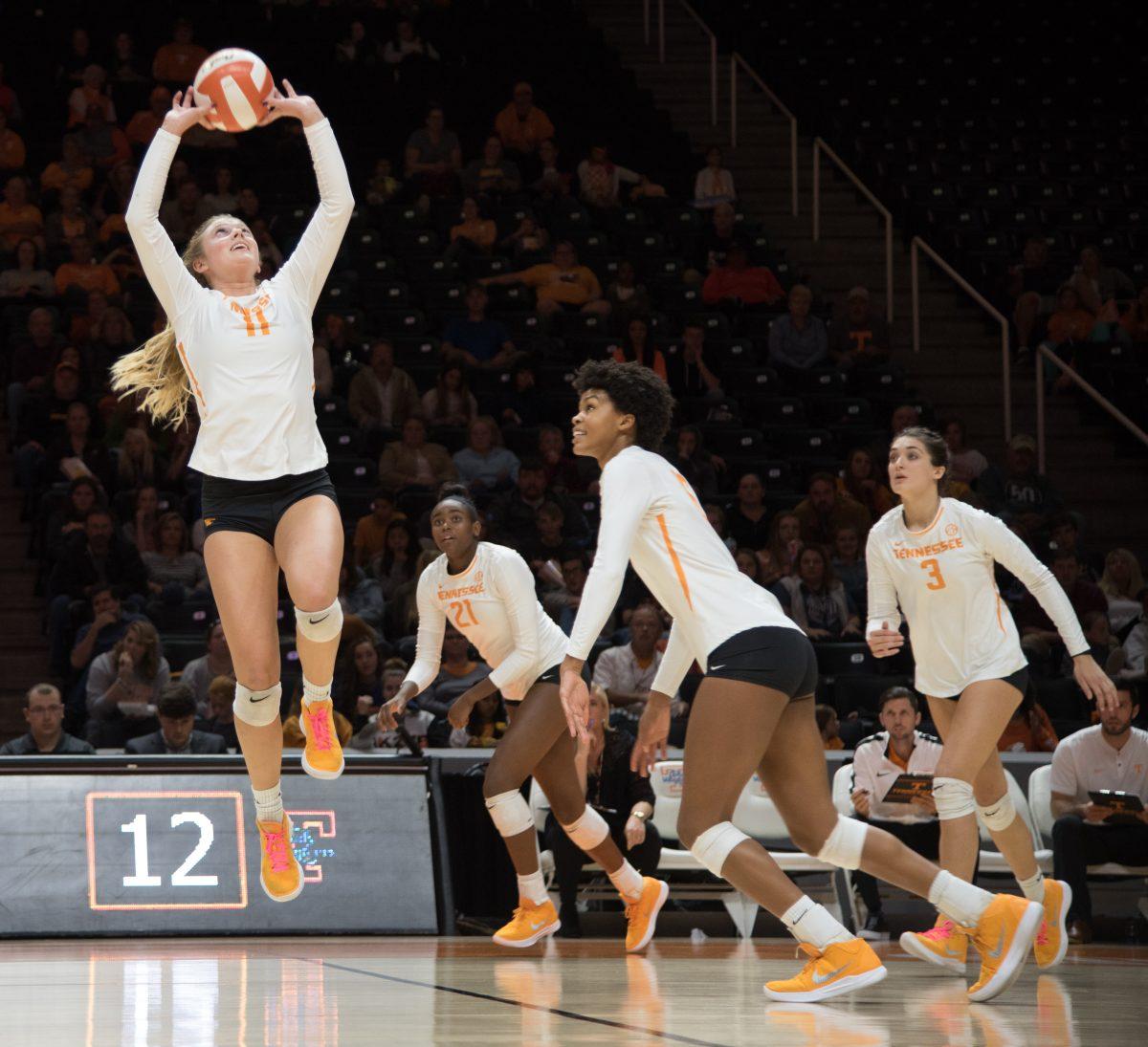 Sedona Hansen, #11, sets the ball during game against Texas A&amp;M on Nov. 4, 2018 at Thompson-Boling Arena.