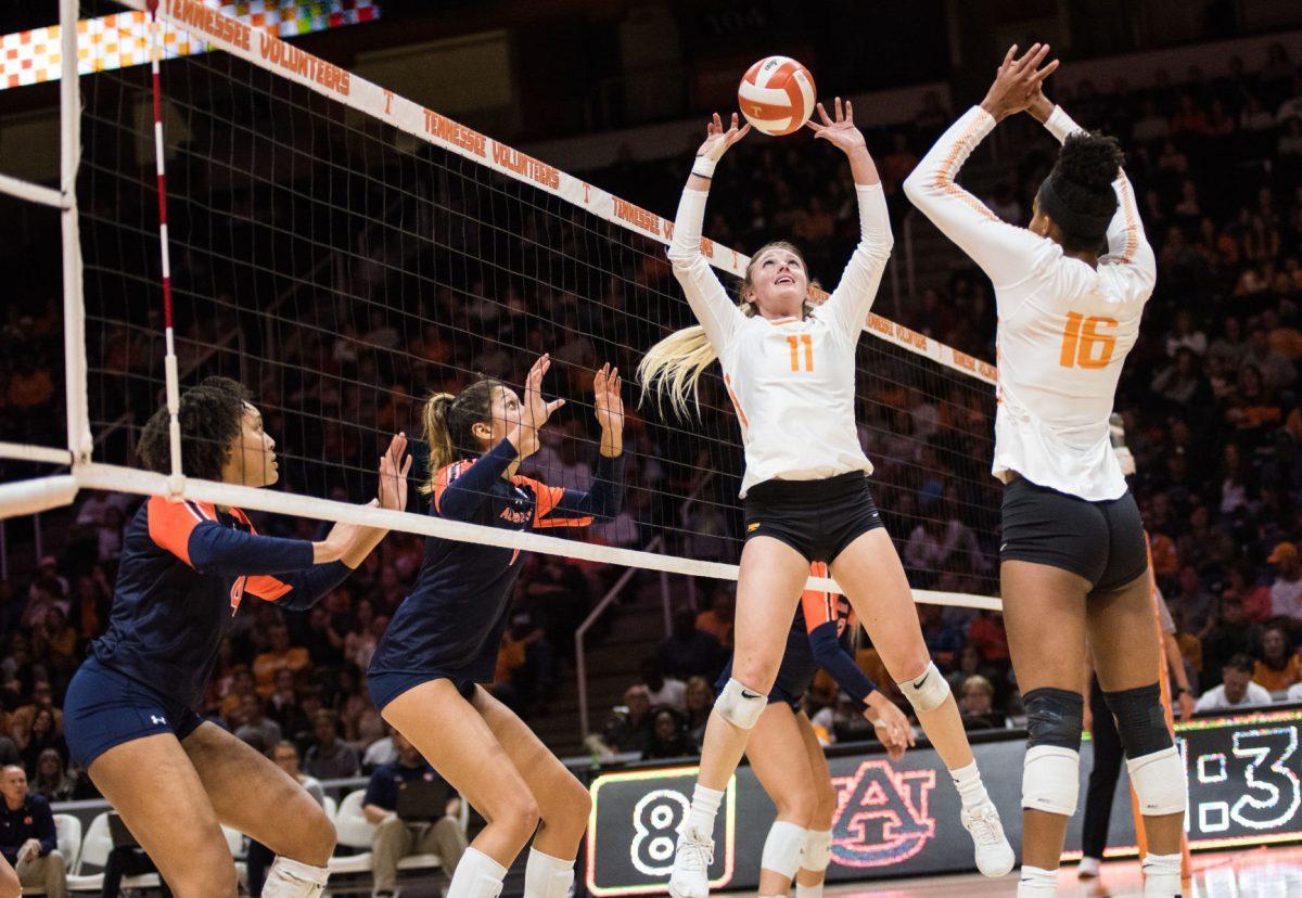 Tennessee's Sedona Hansen (11) sets the ball during the game against Auburn University on Wednesday, November 27, 2019 at Thompson-Boling Arena.