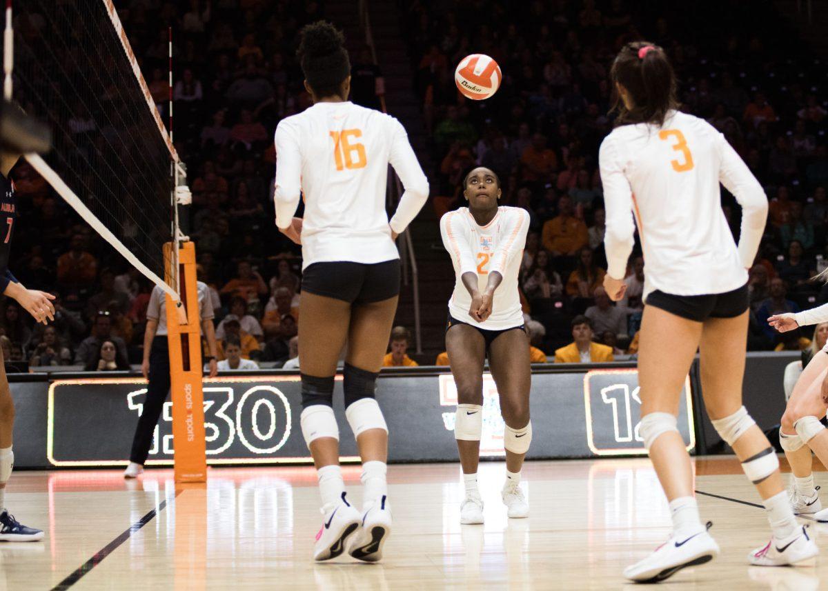 Tennessee's Danielle Mahaffey (21) sets the ball during the game against Auburn University on Wednesday, November 27, 2019 at Thompson-Boling Arena.