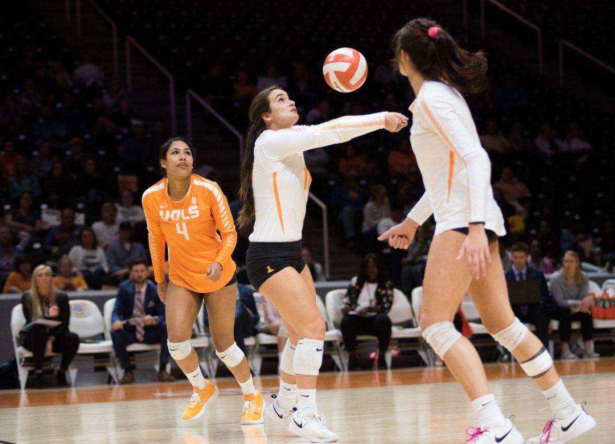Tennessee's Giana Pellizzon (18) sets the ball during the game against Auburn University on Wednesday, November 27, 2019 at Thompson-Boling Arena.