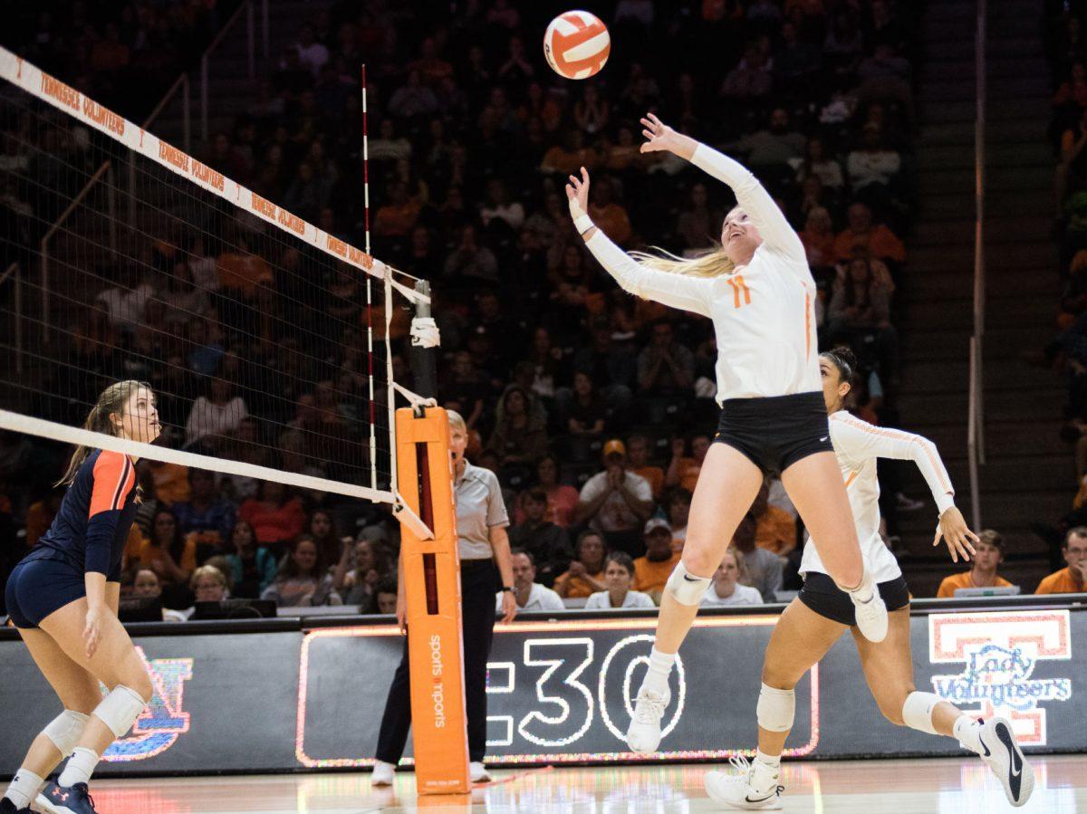 Tennessee's Sedona Hansen (11) sets the ball during the game against Auburn University on Wednesday, November 27, 2019 at Thompson-Boling Arena.
