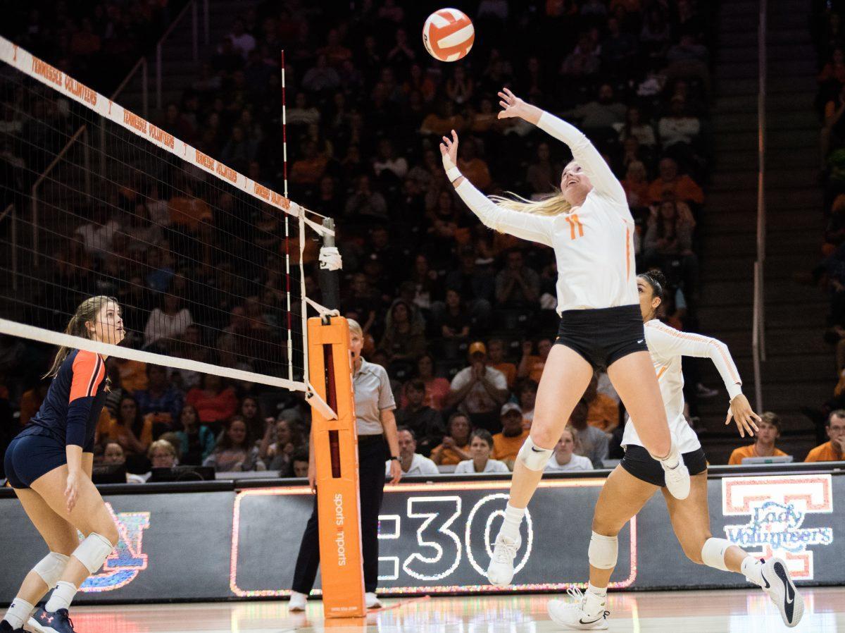 Tennessee's Sedona Hansen (11) sets the ball during the game against Auburn University on Wednesday, November 27, 2019 at Thompson-Boling Arena.