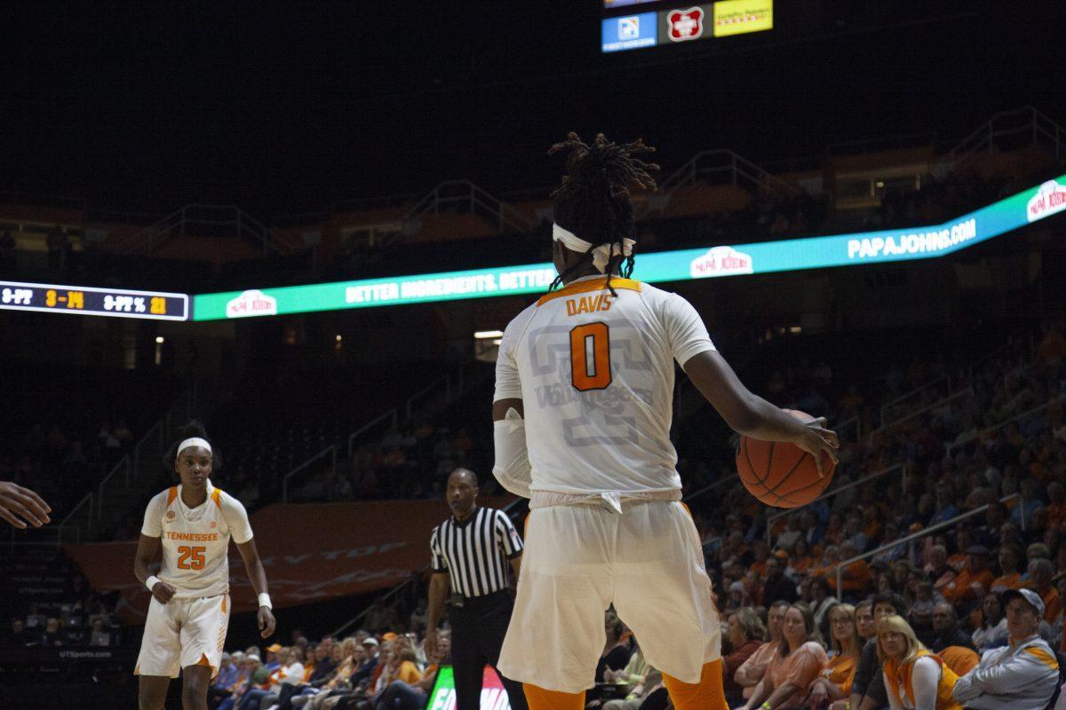 Rennia Davis, #0, looks to pass to Jordan Horston, #25, during the game against Alabama on Monday, January 20, 2020 at Thompson-Boling Arena.