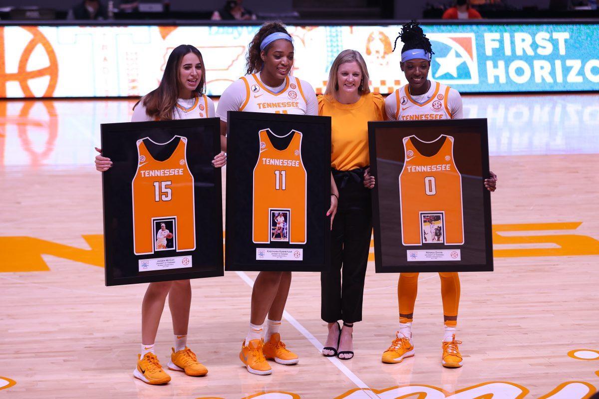 Feb 28, 2021; Knoxville, Tennessee, USA; Tennessee Lady Vols forward Jaiden McCoy (15) and center Kasiyahna Kushkituah (11) and guard Rennia Davis (0) stand with Tennessee Lady Vols head coach Kellie Harper while being recognized during senior night before the game against the Auburn Tigers at Thompson-Boling Arena. Mandatory Credit: Randy Sartin-USA TODAY Sports