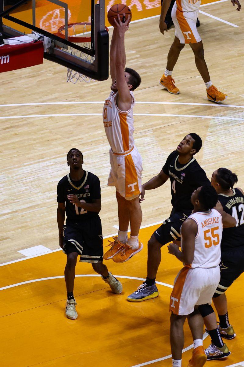 Jan 16, 2021; Knoxville, Tennessee, USA; Tennessee Volunteers forward John Fulkerson (10) dunks the ball against the Vanderbilt Commodores during the first half at Thompson-Boling Arena. Mandatory Credit: Randy Sartin-USA TODAY Sports