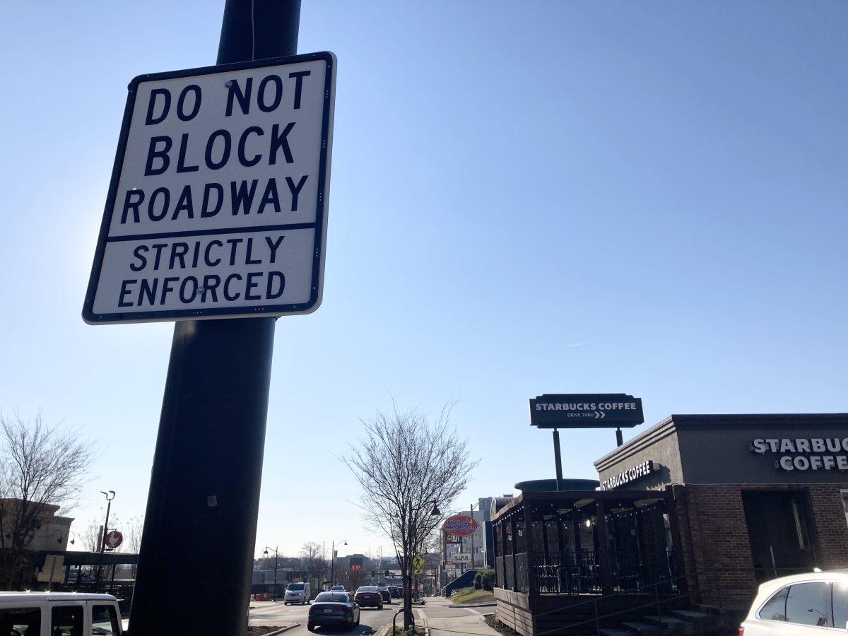 A new sign on Cumberland Avenue warns Starbucks customers from blocking the one-lane flow of traffic.