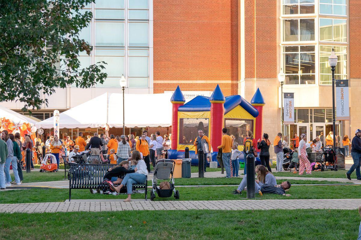 KNOXVILLE, TN - Students gather for free food and a free concert by Drew Holcomb at Student Union Plaza. Friday, Oct. 21, 2022.