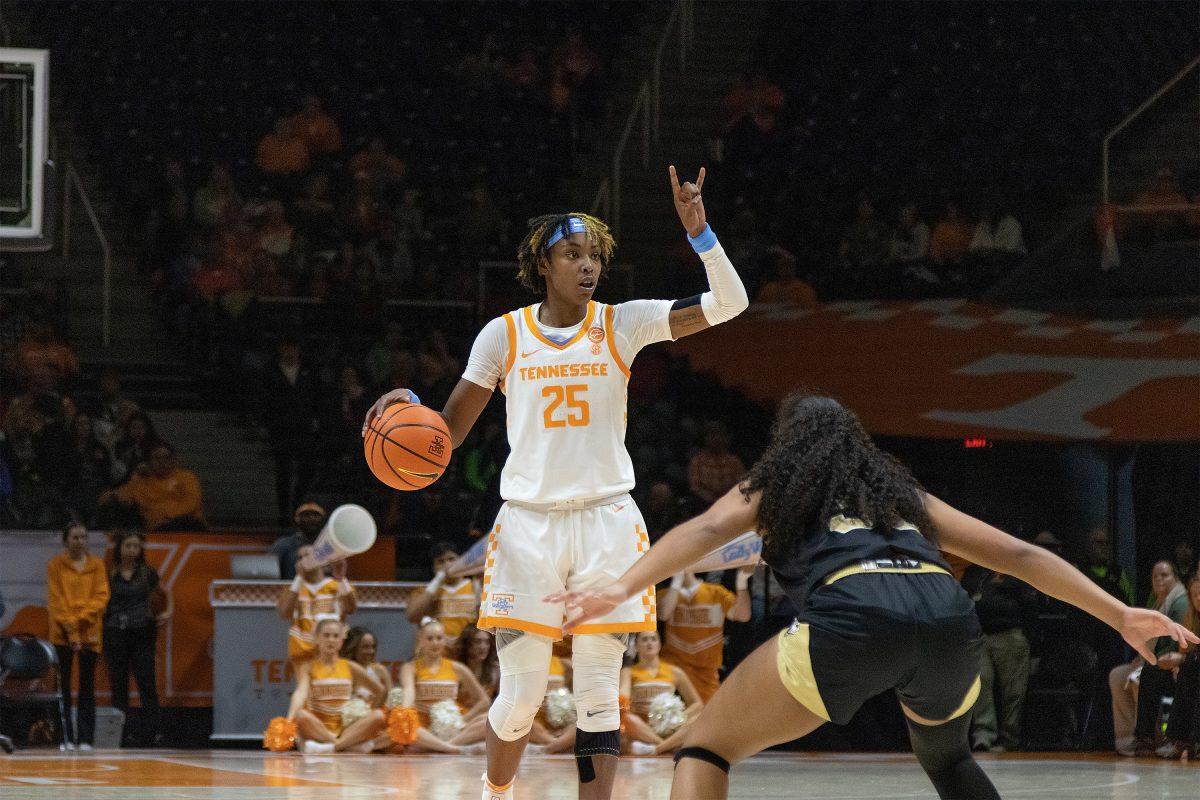 No. 25 Jordan Horston calls out a play against Wofford at Thompson-Boling Arena. Tuesday Sept. 27, 2022.