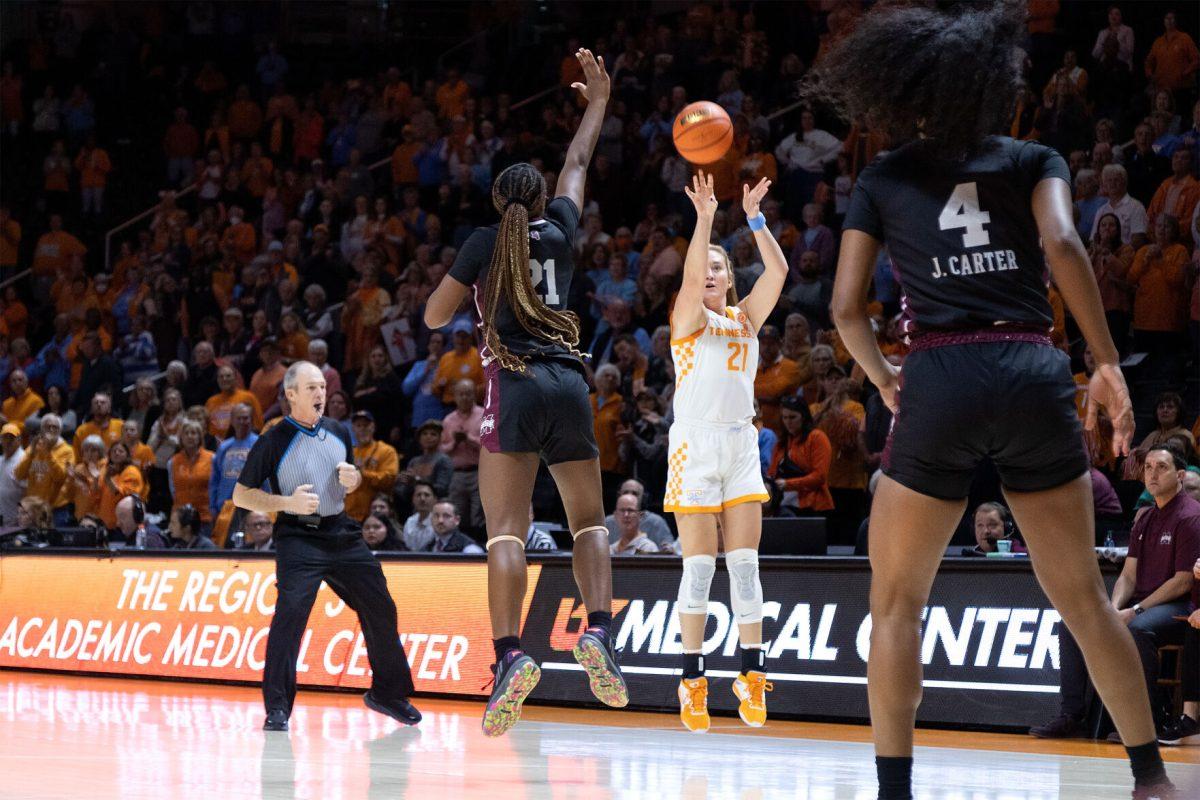 No. 21 Tess Darby shoots a 3-pointer against Mississippi State at Thompson-Boling Arena. Thursday Jan. 5, 2023.