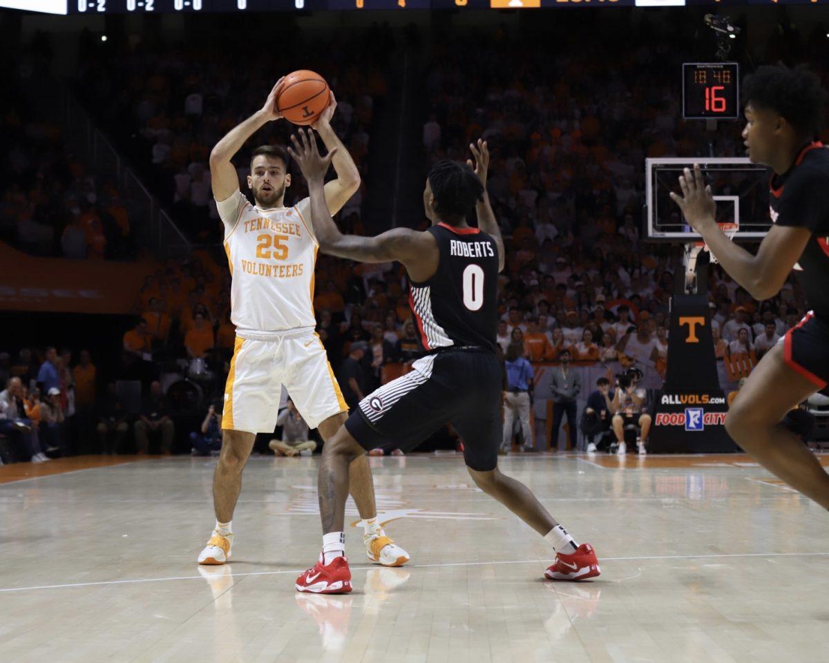 Santiago Vescovi looks for an open man against Georgia at Thompson-Boling Arena on Jan. 25, 2022.