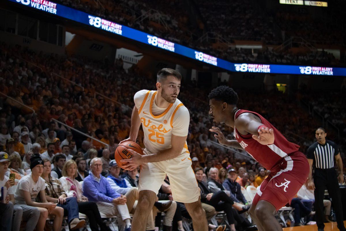 Santiago Vescovi (25) looks to make a move against Alabama's defense during the game on Feb. 15, 2023 at Thompson-Boling Arena. 