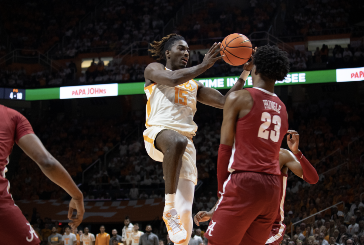 Jahmai Mashack dishes a pass against Alabama on Feb. 15, 2022 at Thompson-Boling Arena.