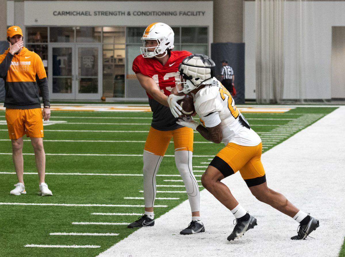 DeSean Bishop (25) takes a handoff from Gaston Moore (13) during practice. Tuesday April 11, 2023. (Ericksen Gomez-Villeda)