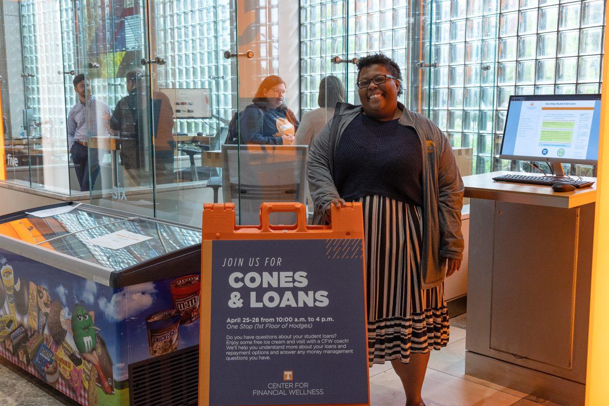 Philippa Satterwhite, coordinator of financial wellness and education, welcomes students to the Cones and Loans event in Hodges Library on April 25.