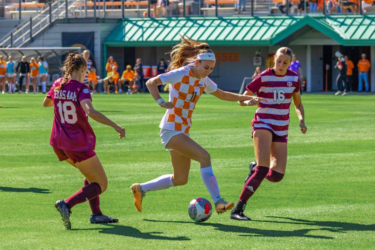 Midfielder Jordan Fusco (11) prepares to score the Lady Vols first goal in the first half at Regal Soccer Stadium. Sunday, Oct. 22, 2023. 