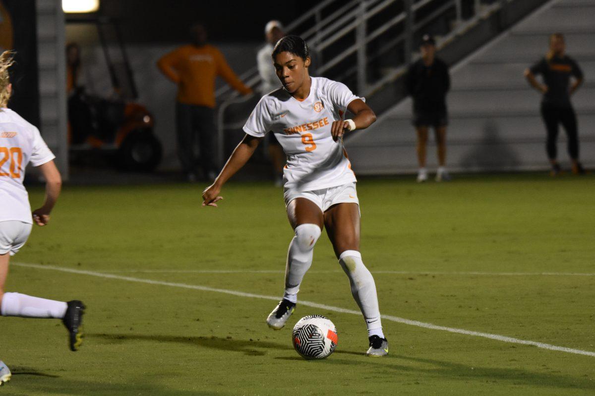 Kameron Simmonds (9) dribbles the ball downfield in a win over Rashford. Thursday, Sept. 7, 2023.
