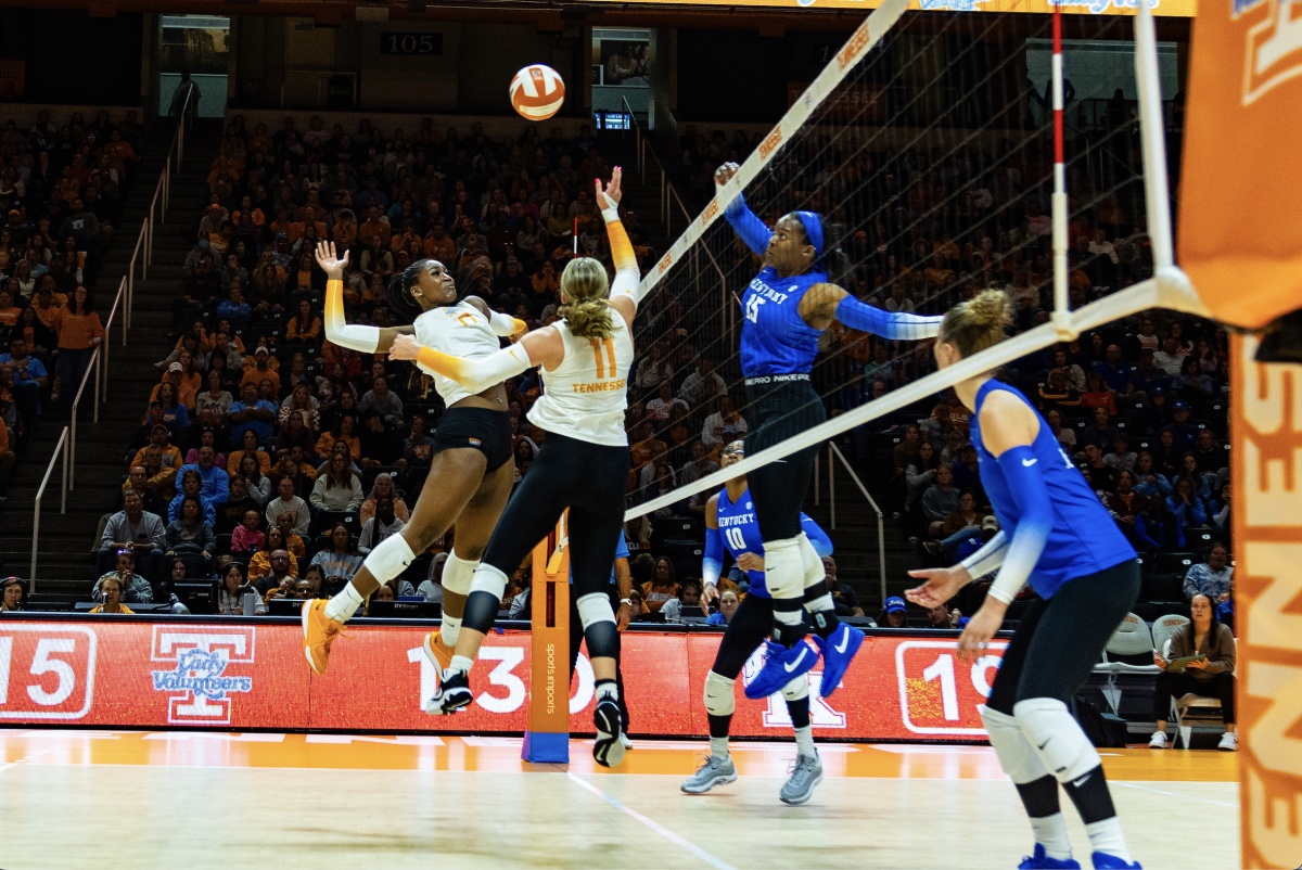 Caroline Kerr (11) sets the ball up for Keondreya Granberry (77) to spike. Sunday, Oct. 15, 2023.