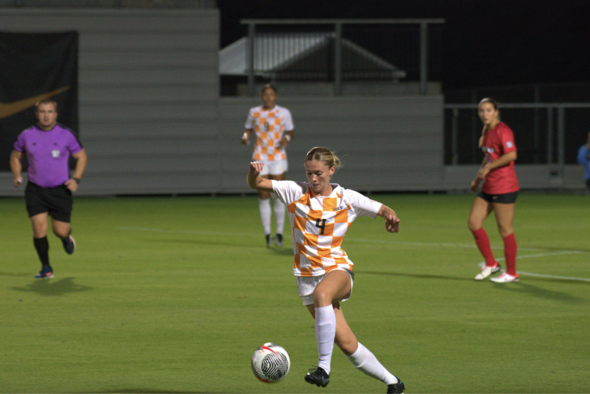 Maria Nelson (4) takes over the ball to pass downfield. Oct. 13, 2023.
