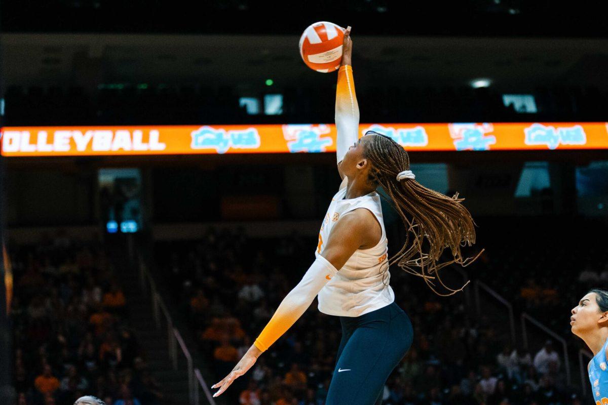 Jenaisya Moore (18) scores in the Food City Center. Sunday, Nov, 12, 2023. Parker Phegley