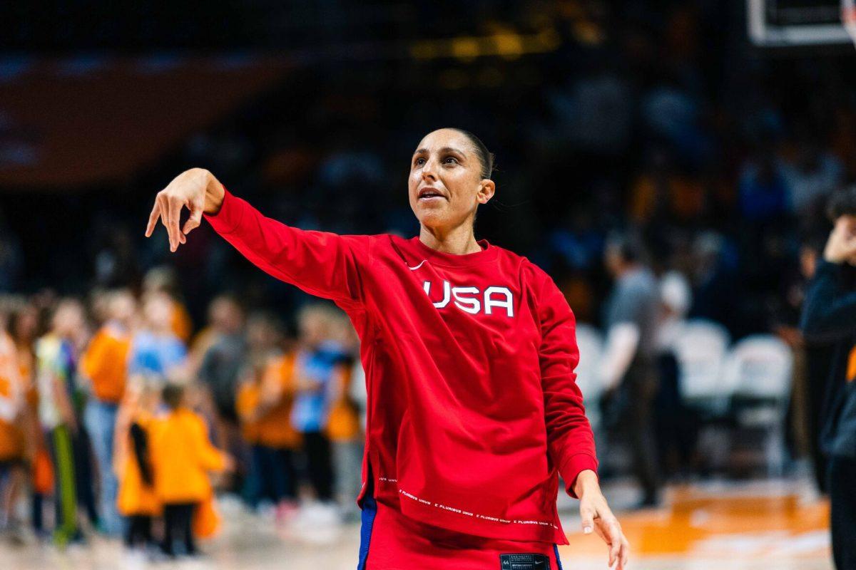 Diana Taurasi warms up for game in the Food City Center. Sunday, Nov. 5, 2023. 