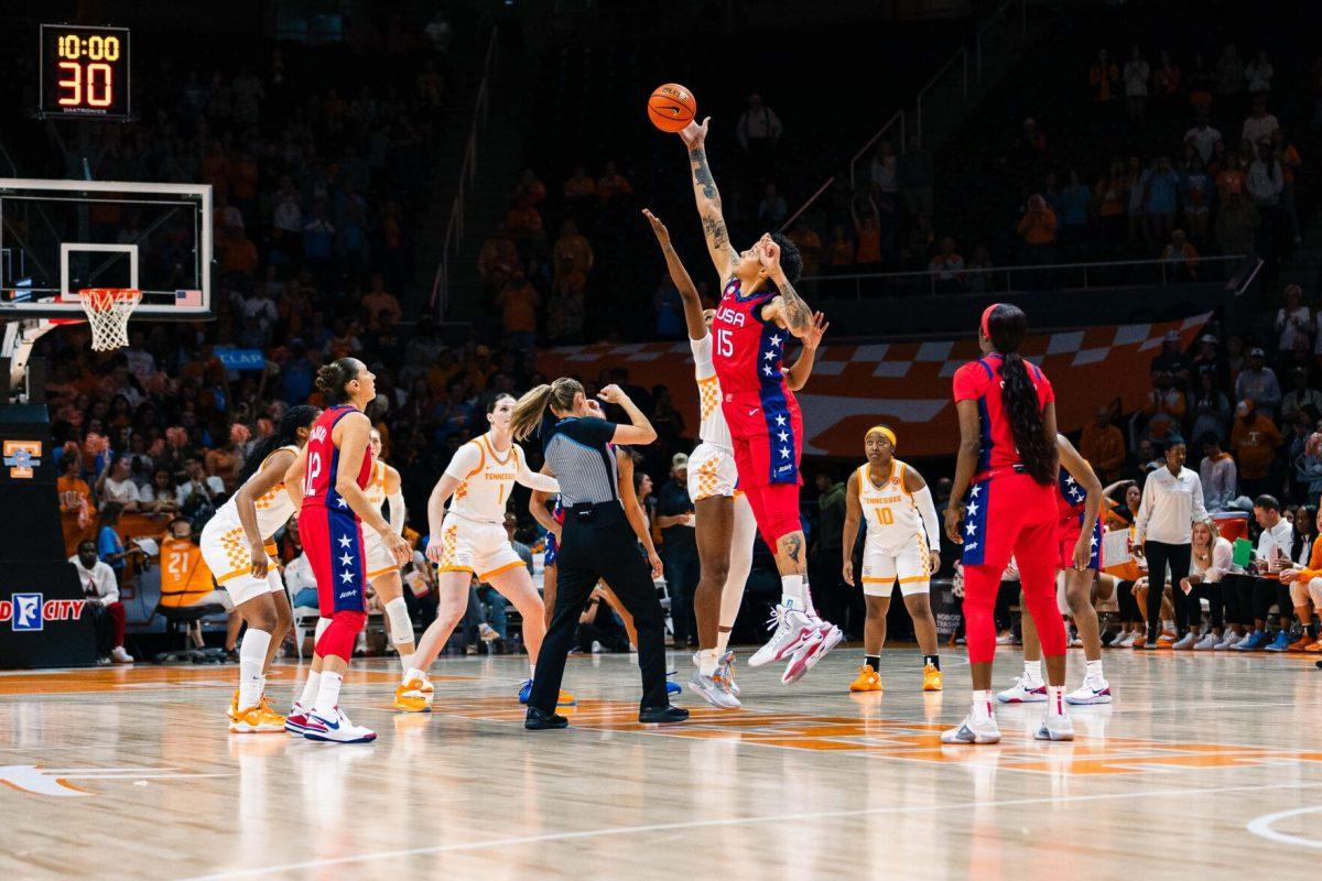 Brittney Griner (15) wins the tipoff. Sunday, Nov. 5, 2023.