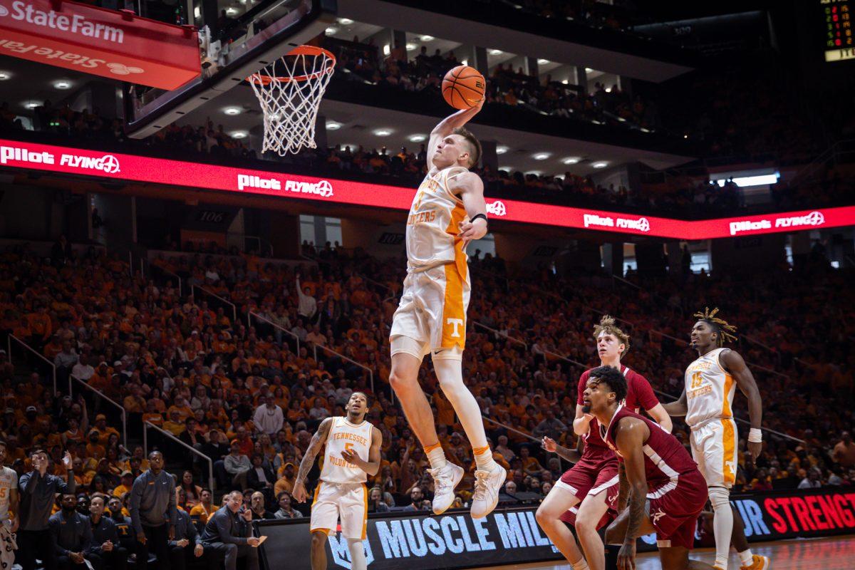 Dalton Knecht (3) dunks the ball during a game against the University of Alabama at Food City Center. Saturday, Jan. 20, 2024.