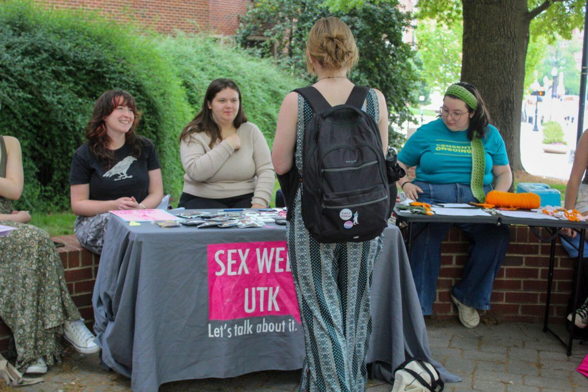 Allie Farley (left) and Morgan Beirne (right) of SEAT fundraise for Knox Pride Center on Ped Walkway. Tuesday, April 16, 2024. 