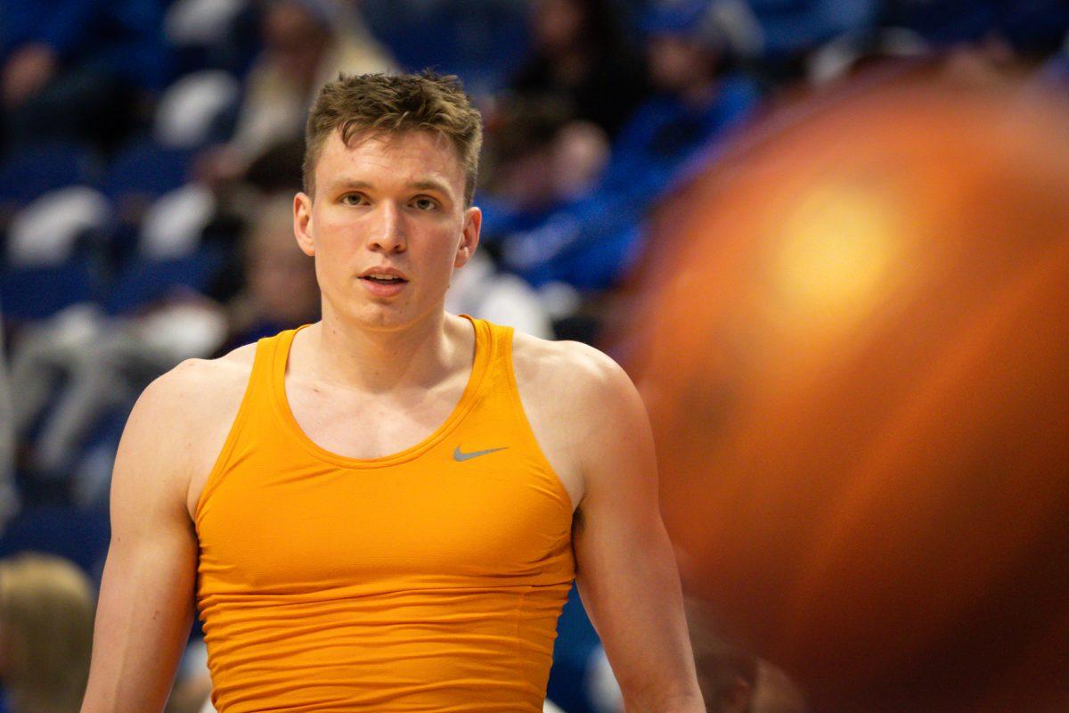 Dalton Knecht (3) warms-up prior to a game against Kentucky at Rupp Arena. Saturday, Feb. 3, 2024.