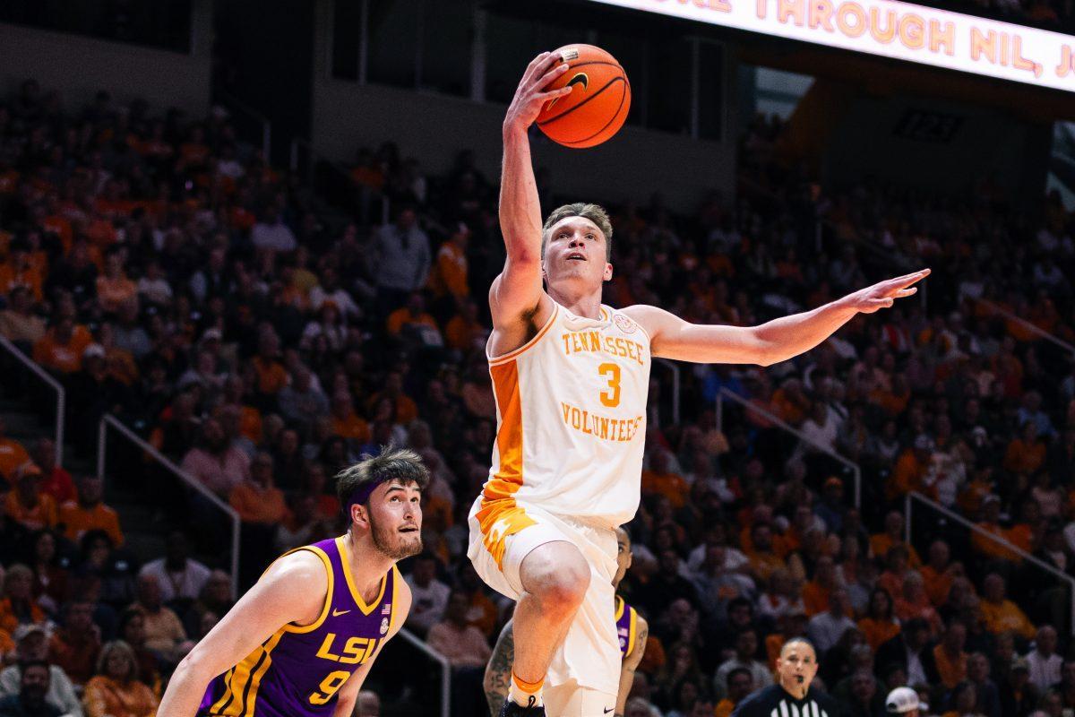 Dalton Knecht (3) scores against LSU at Food City Center. Wednesday, Feb. 7, 2024. 