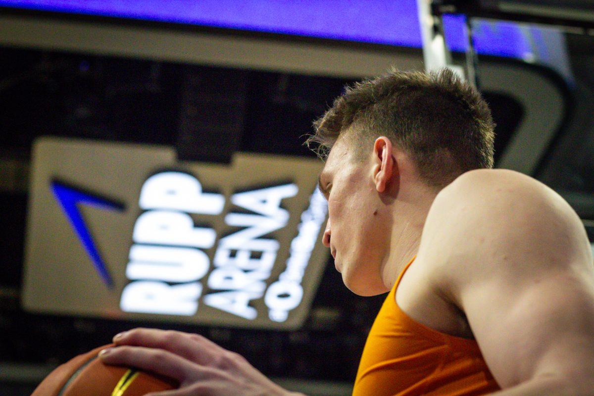 Dalton Knecht (3) warms-up prior to a game against Kentucky at Rupp Arena. Saturday, Feb. 3, 2024.
