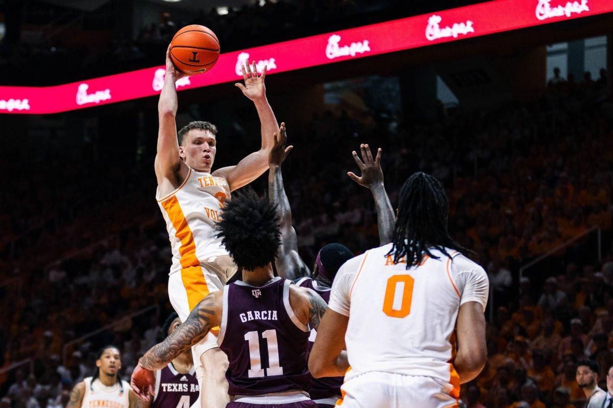 Dalton Knecht (3) locates teammate Jonas Aidoo (0) against Texas A&amp;M at Food City Center. Saturday, Feb. 24, 2024.