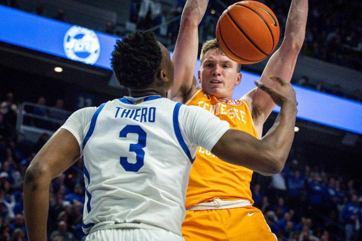 Dalton Knecht (3) dunks over a defender during a game against Kentucky at Rupp Arena. Saturday, Feb. 3, 2024.