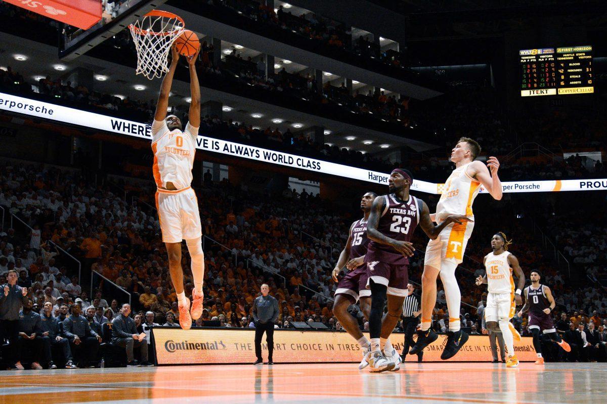 Jonas Aidoo (0) gets alley-oop from Dalton Knecht (3) against Texas A&amp;M at Food City Center. Saturday, Feb. 24, 2024.