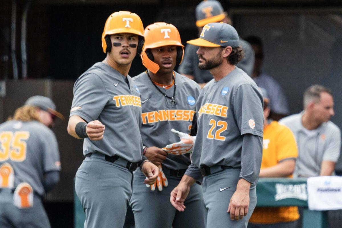 Tony Vitello talks with players during pause in play during game against Evansville at Lindsey Nelson Stadium. Saturday, June 8, 2024.