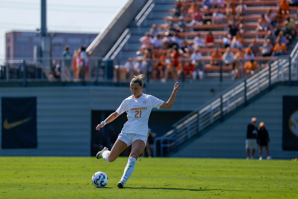 Leah Klurman (21) sends a deep ball to the outside back against Auburn at Regal Soccer Stadium. Sunday, Oct. 13, 2024.