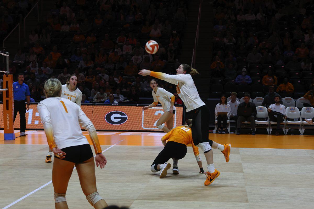 Hayden Kubik (33) passes the ball to a teammate against Georgia at Thompson-Boling Arena. Friday, Nov. 15, 2024.