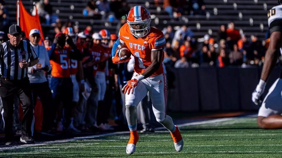 Trey Goodman (1) runs the ball. 